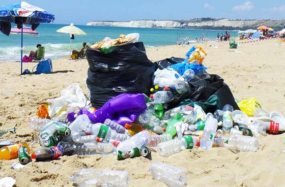 Spiagge italiane “invase” dalla plastica