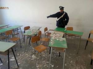 Crollo in classe, tre studenti feriti “Qui a scuola rischiamo la vita”