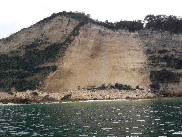 Erosione e frane il mare cancella la costa campana