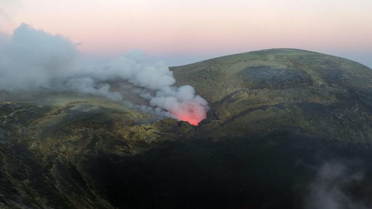 L’instabilità dei vulcani si tocca vicino alle bocche sommitali