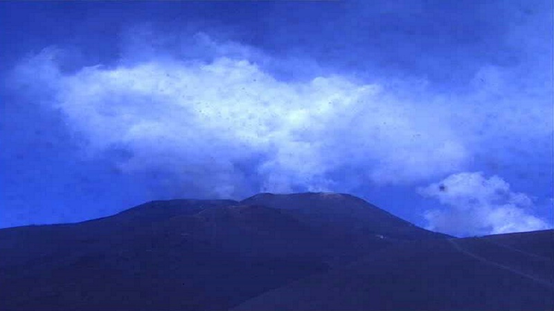 Etna, prosegue l’attività del vulcano Ingv: “Non c’è emissione di cenere”