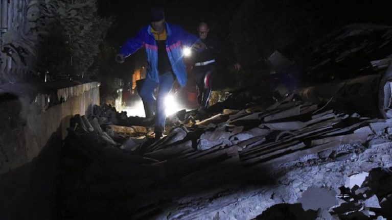 Terremoto, nella notte piogge torrenziali e sciame sismico. Protezione civile: “Migliaia di sfollati”