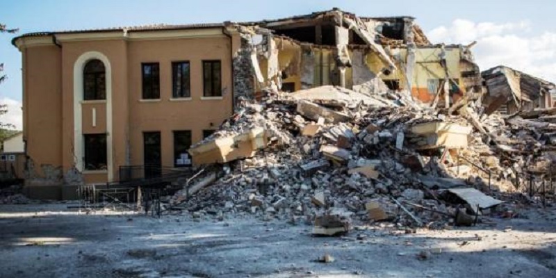 Edifici sporchi, non a norma e a rischio crollo: il rapporto-denuncia sulla scuola italiana