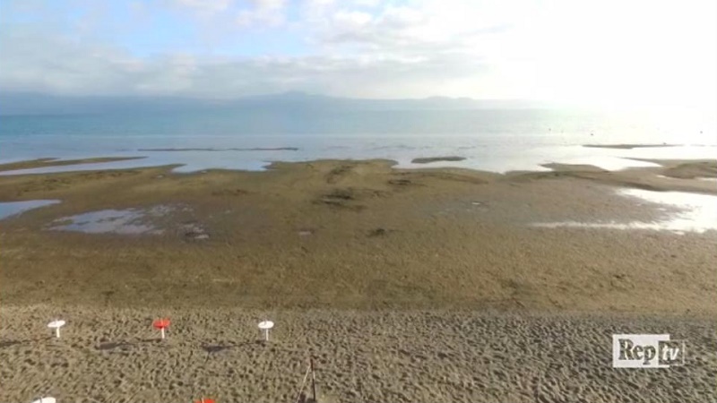 Il lago che scompare: il drone in volo su Bracciano