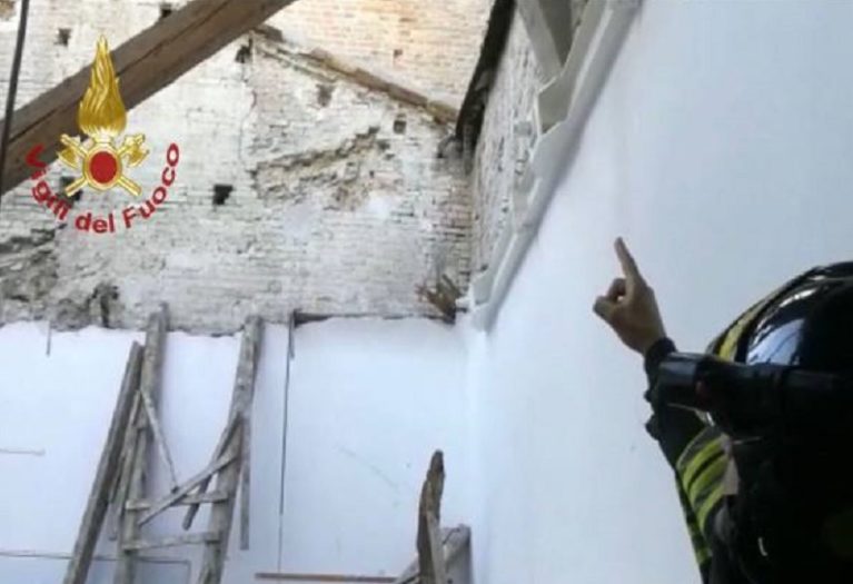 Fermo, crolla il tetto di un’aula dell’istituto tecnico Montani: nessun ferito (solo perché erano le 7)