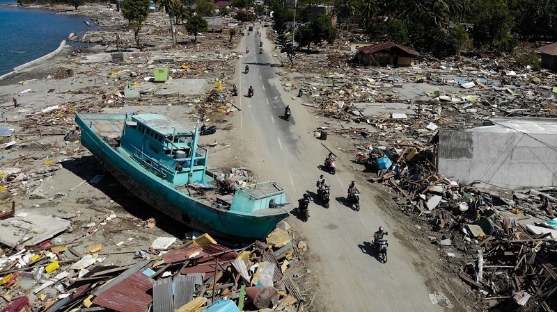 Sepolture di massa in Indonesia, c’è rischio epidemie. Oltre 1200 morti