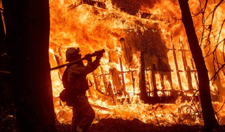 Oltre 30 morti negli incendi che soffocano la California. Trump: “Distruzione catastrofica”