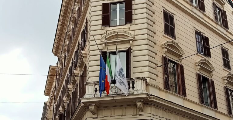 Lutto nazionale e bandiere a mezz’asta per la scomparsa del Presidente Berlusconi